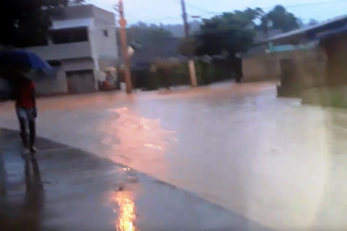 Forte temporal atinge Rio Preto e alaga ruas da localidade de Campos 
