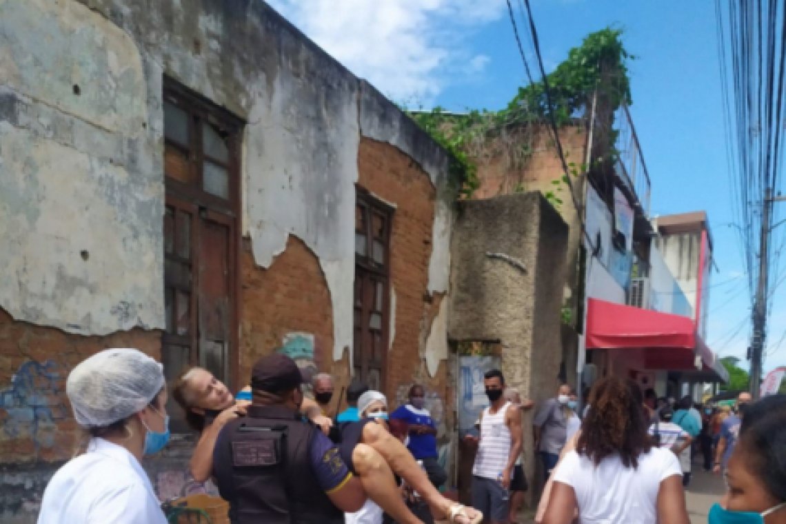 Idosa passa mal após ficar horas debaixo de sol forte em fila interminável para vacinação em Campos 
