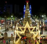 Iluminação natalina da Praça do Santíssimo Salvador, em Campos, é inaugurada