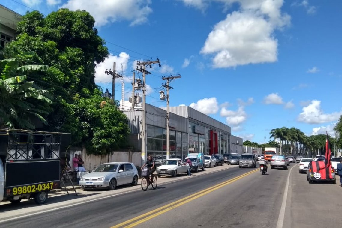 Comerciantes de Campos fazem carreata reivindicando reabertura de lojas 