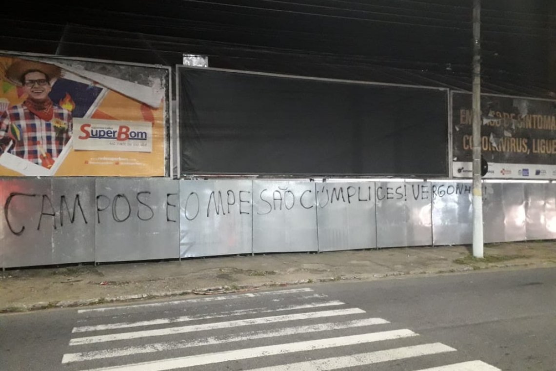 Revoltados, moradores picham hospital de campanha de Campos 
