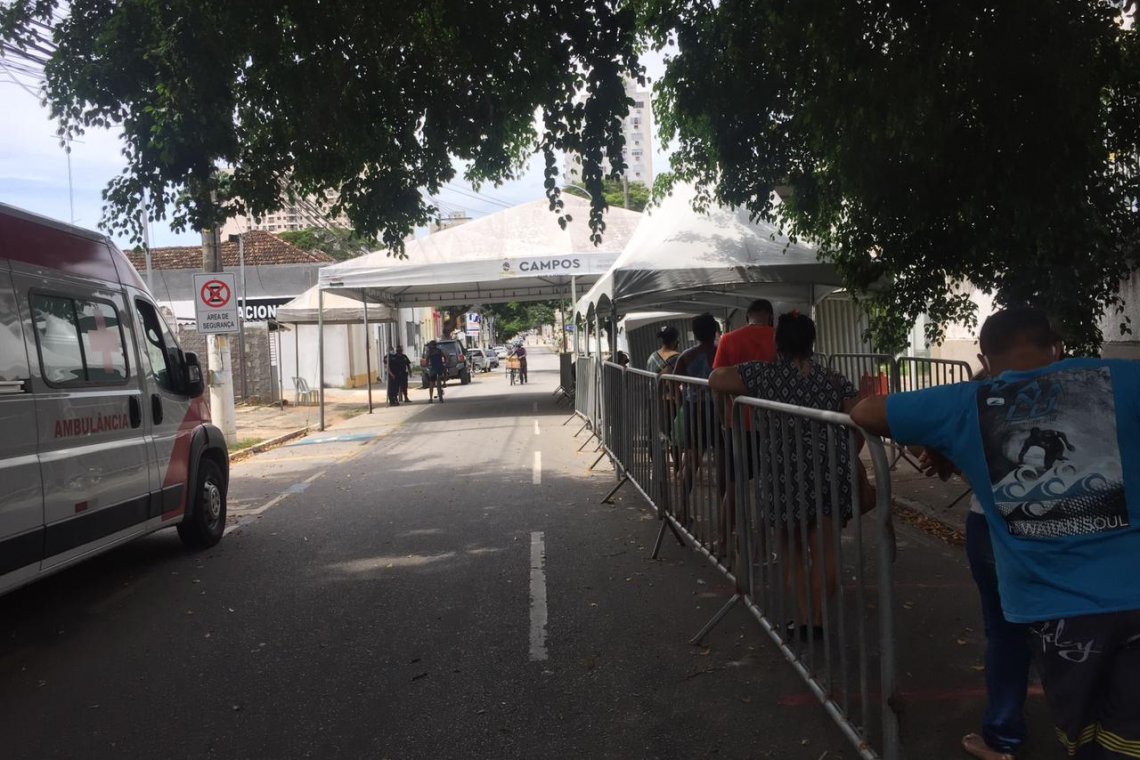 Fila e desorganização: pacientes de Campos esperam por até 4 horas para serem atendidos no Centro de Coronavírus 
