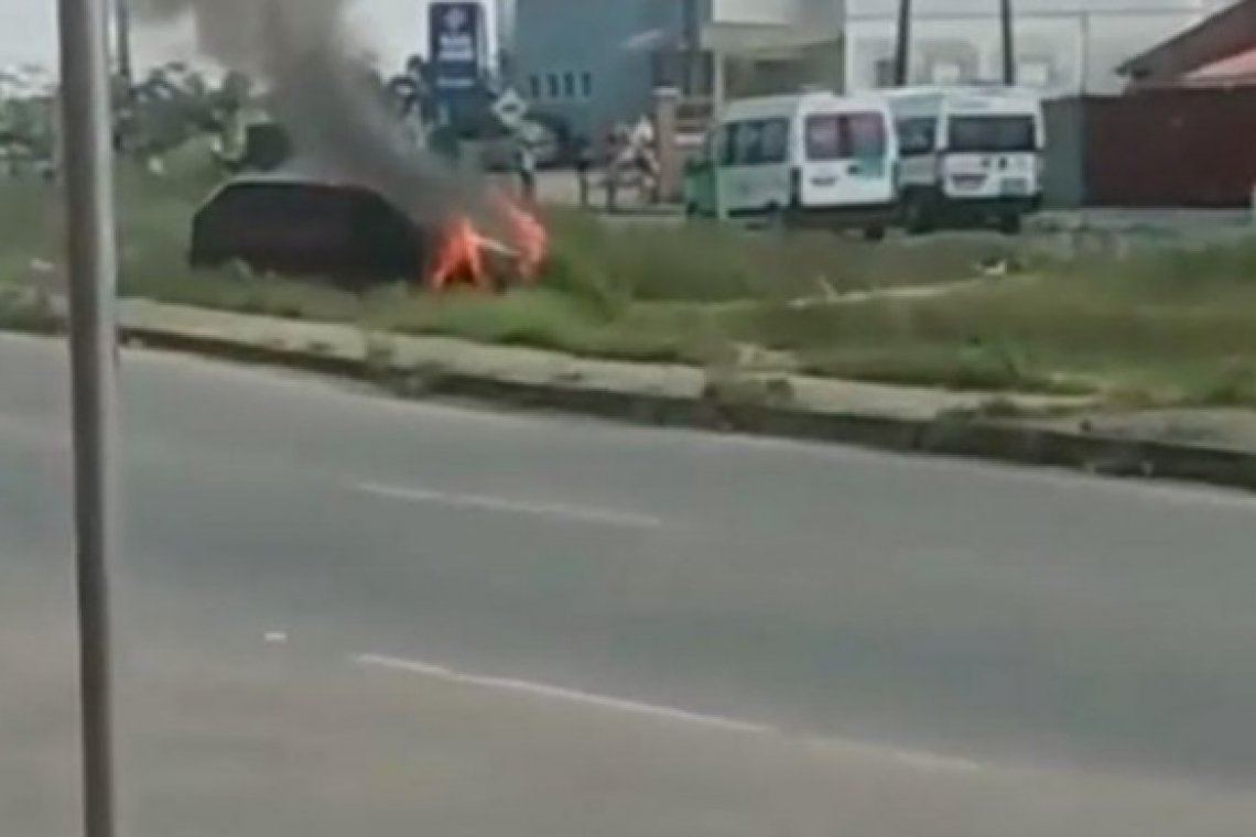 Motorista ateia fogo no próprio carro em Campos