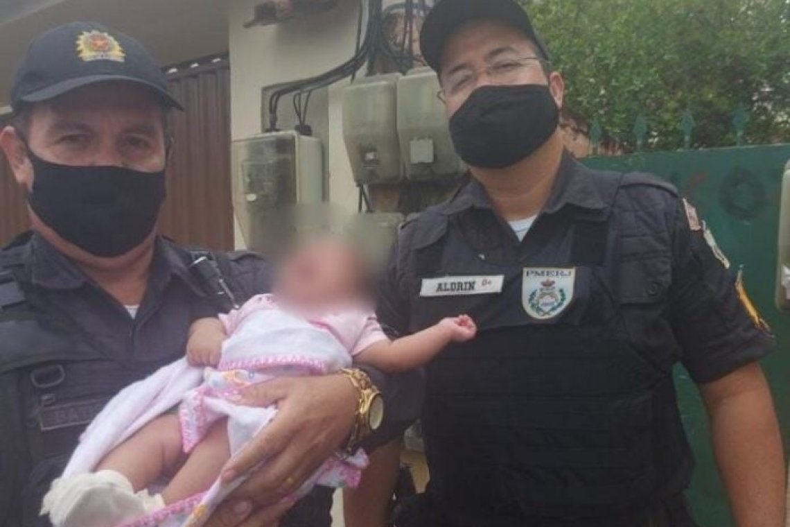 PMs salvam bebê que se engasgou com leite em Campos 
