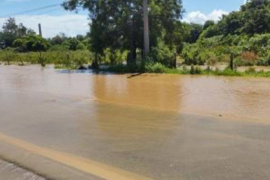 Com estrada fechada por causa da água, saiba como chegar ou voltar das praias de São João da Barra