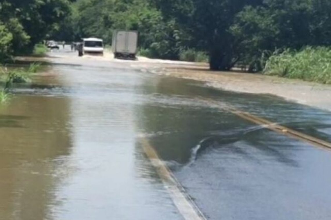 Estrada que liga Campos à Itaperuna é interditada por causa das enchentes 