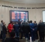 Vereadores de oposição protocolam representação contra Fábio Ribeiro no Ministério Público 