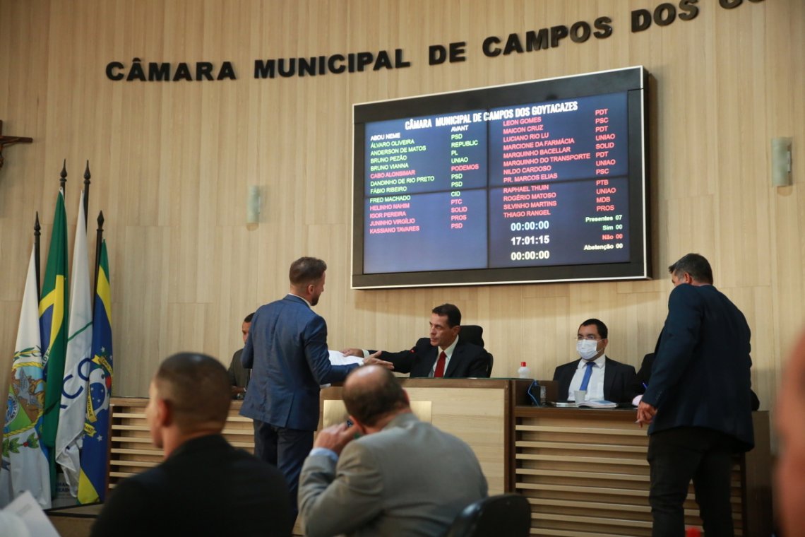 Oposição entra com denúncia no Ministério Público contra presidente da Câmara de Campos
