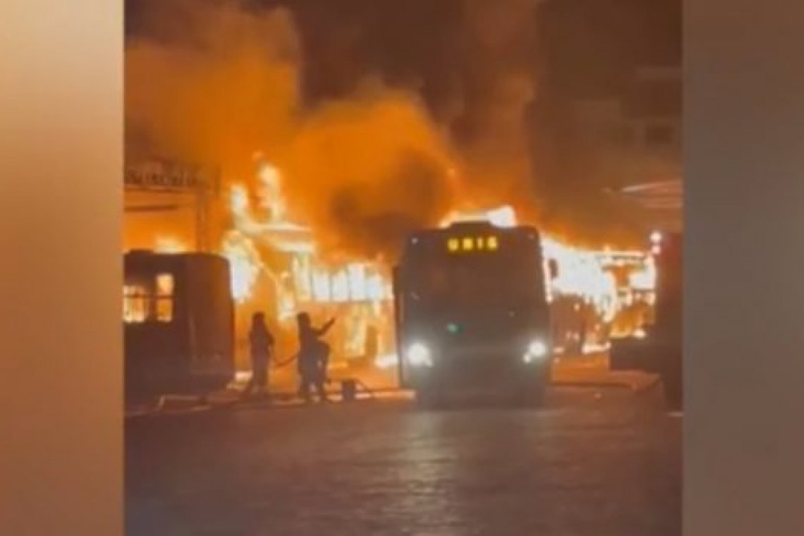 Incêndio de grandes proporções destrói oito ônibus em Itaperuna
