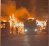 Incêndio de grandes proporções destrói oito ônibus em Itaperuna
