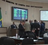 Vereadores governistas arquivam destituição de Fábio Ribeiro após opositores abandonarem plenário