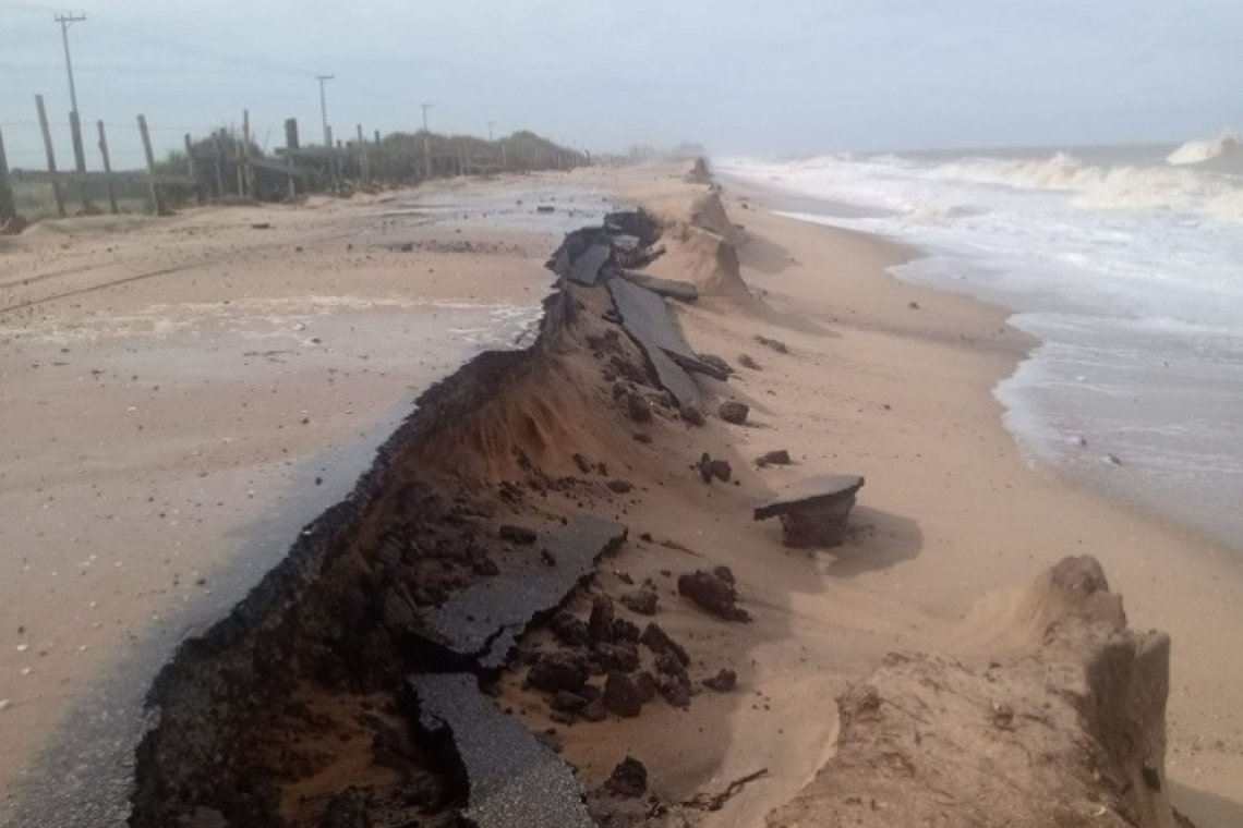 Ressaca destrói estrada que liga Farol à Barra do Furado