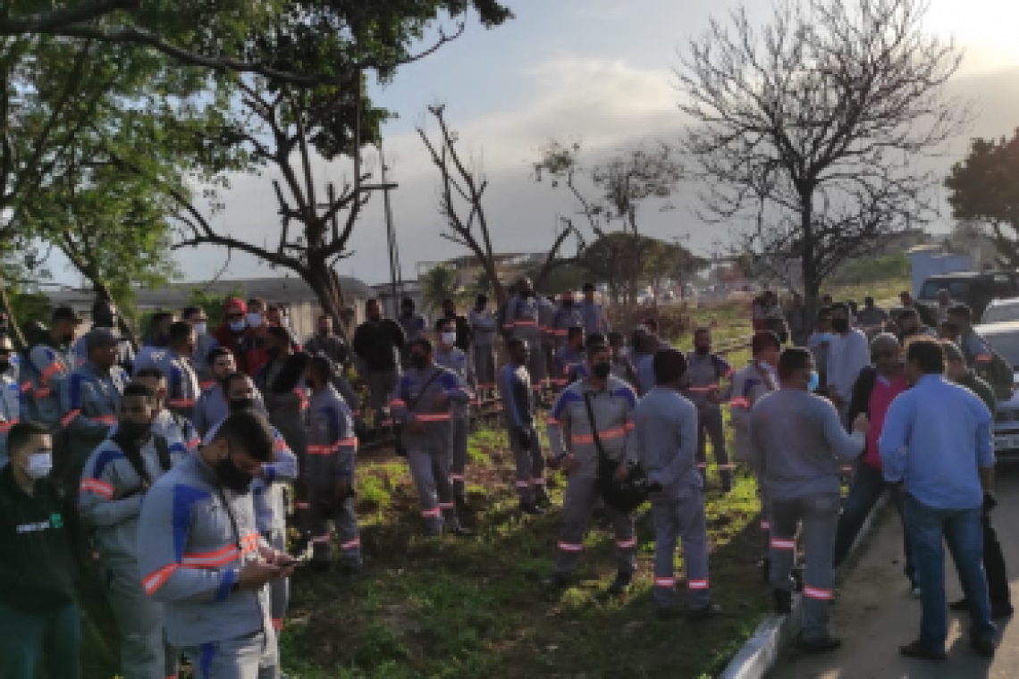 Com salários atrasados, terceirizados da Enel protestam em Campos 