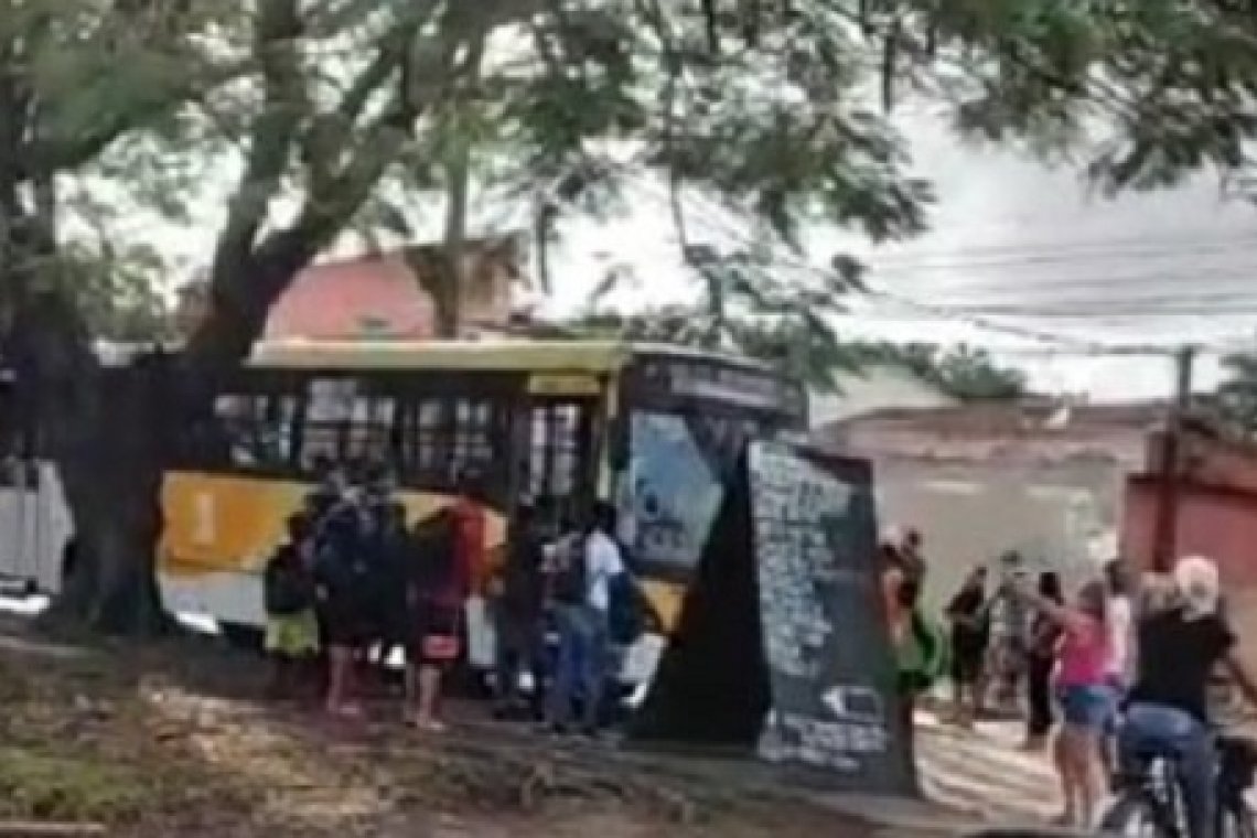 Sem ônibus, pais de estudantes fecham ruas de Campos 