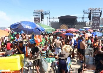 ambulantes-de-copacabana-vendem-sacos-de-areia-a-r$-25-para-fas-de-lady-gaga-–-jovem-pan