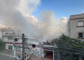 incendio-atinge-galpao-no-bairro-da-liberdade,-no-centro-de-sao-paulo-–-jovem-pan