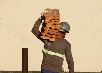 salario-na-construcao-recua-22%-em-dez-anos,-diz-ibge