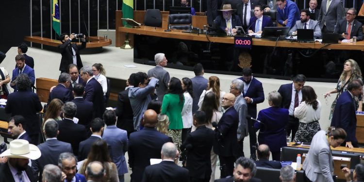 camara-aprova-projeto-que-reajusta-salarios-de-servidores-publicos