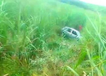 Capotamento deixa casal ferido na Campos-São Francisco