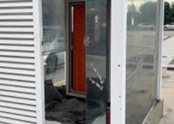 Moradores de rua depredam e invadem guarita do chafariz da praça no Centro de Campos