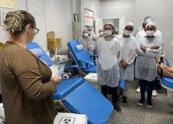 Estudantes conhecem o ciclo da doação de sangue em visita ao Hemocentro de Campos