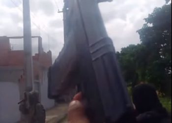 Em Guarus, no Parque Santa Rosa, traficantes ostentam armas de grosso calibre
