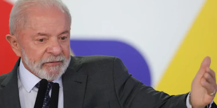 lula-chega-a-paris-para-visita-de-estado-e-encontro-com-empresarios