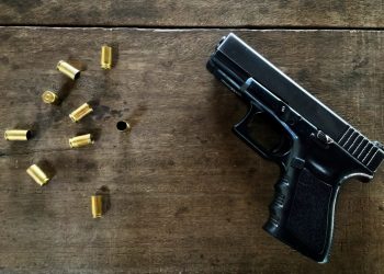 crianca-de-dois-anos-mata-a-mae-acidentalmente-enquanto-brincava-com-a-arma-do-pai-–-jovem-pan