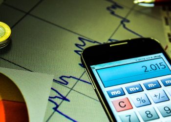 mercado-preve-crescimento-economico-de-2,2%-em-2025
