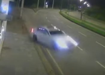 Vídeo mostra que carro vítima de acidente com jovens estava em alta velocidade