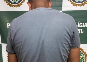 Pai é preso após bater e ameaçar matar a filha porque descobriu que ela namora