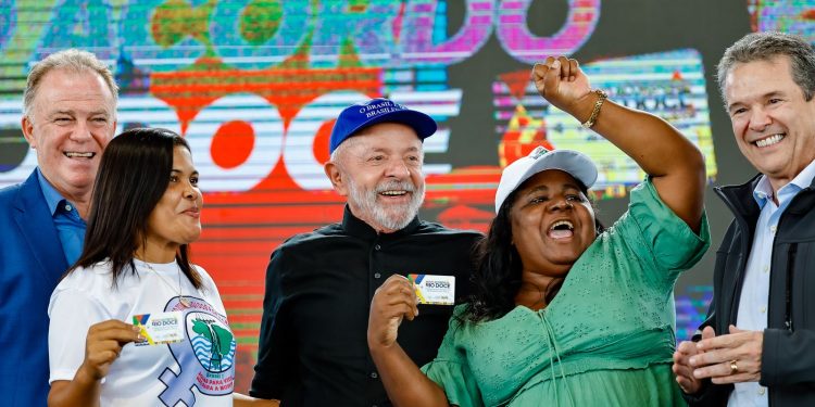 lula-anuncia-r$-3,7-bi-para-atingidos-por-lama-da-barragem-em-mariana
