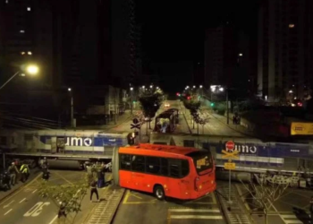 onibus-biarticulado-parte-ao-meio-apos-colisao-com-trem-em-curitiba-–-jovem-pan
