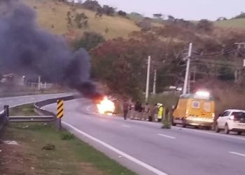 BR-101 é interditada após carro pegar fogo