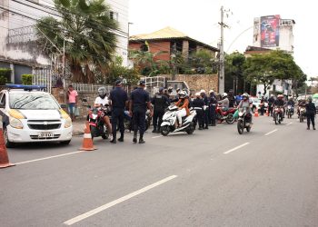 Blitz em Campos termina com 20 motos e uma van rebocadas
