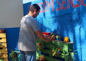 Biólogo de Campos doa tempo para construir jardim sensorial para alunos de creche