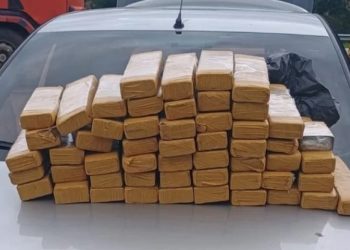 PRF apreende 50 kg de drogas em carro em Casimiro de Abreu