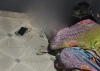 Jovem é assassinado a tiros dentro de casa em Campos