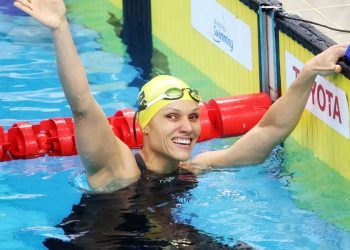 carol-santiago-e-tricampea-mundial-dos-100m-costas-em-singapura