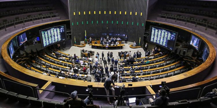 pl-que-isenta-ir-ate-r$-5-mil-sera-votado-na-quarta,-1o-de-outubro