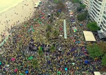 Ato pela liberdade de Bolsonaro e de condenados pelo 8 de janeiro lota Copacabana
