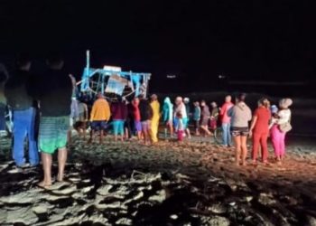 Barco de pesca de Farol naufraga na praia do Açu