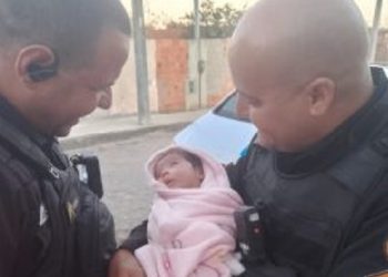 Policiais de Campos salvam recém-nascida que se engasgou com leite materno