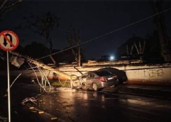 Campos: bairro fica sem energia após carro colidir em poste na Avenida 28 de Março