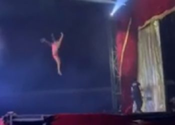 Artista de circo cai durante acrobacia aérea suspensa pelos cabelos em Miracema