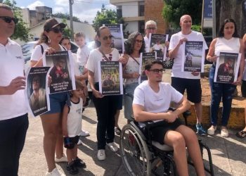 Familiares e amigos de jovem baleado em Campos fazem manifestação em busca por justiça