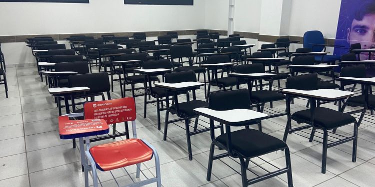 jubs:-com-cadeiras-vazias,-campanha-lembra-vitimas-de-feminicidio