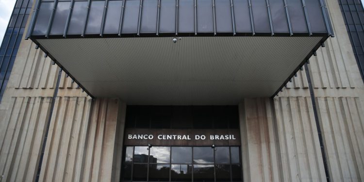 mercado-financeiro-reduz-para-4,72%-previsao-de-inflacao-em-2025