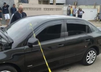 Jovem é assassinado por engano dentro de carro em Campos