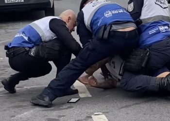 Jovem resiste abordagem na Pelinca, é contido por quatro policiais e é levado para a Delegacia